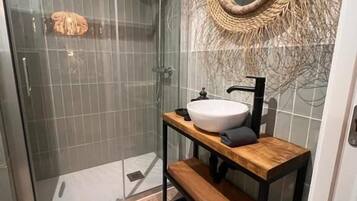 Deluxe-studiolejlighed | Badeværelse | Bruser, hårtørrer, håndklæder, Sæbe