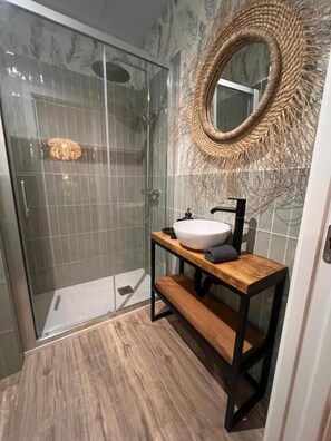 Deluxe-Studio | Badezimmer | Dusche, Haartrockner, Handtücher, Seife