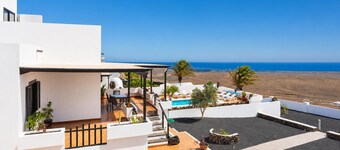 Villa Valiente - Four Bedroom Villa, Sleeps 8