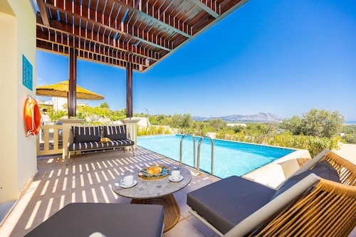 Villa Elena - Three Bedroom Villa, Sleeps 6