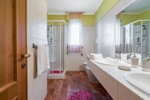 Douche, sèche-cheveux, bidet
