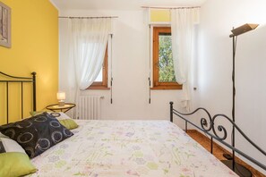 2 slaapkamers, een strijkplank/strijkijzer, reisbedje, gratis wifi