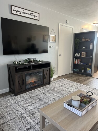 Modern 2-bedroom townhouse in charming Davenport with WiFi, AC. 