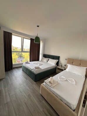 1 dormitori, planxa i posts de planxar, un bressol de viatge i wifi