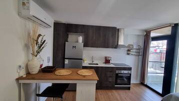 Geladeira, micro-ondas, fogão, cooktop