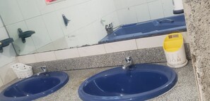 Douche, sĂšche-cheveux, serviettes fournies, savon