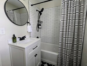 Haartrockner, Handtücher, Seife, Shampoo