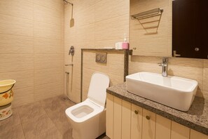 Habitación Deluxe doble, vistas a la ciudad | Baño | Ducha, artículos de higiene personal gratuitos, toallas y jabón