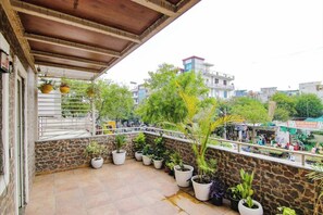 朝食 (郷土料理)、毎日提供 (1 名様 200 INR)