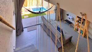 A multi-level room with a hammock, a pool view, and a staircase. - LOFT Mar 101 - Private Pool - Just Steps from Gastronomic Villages (Tatuamunha)