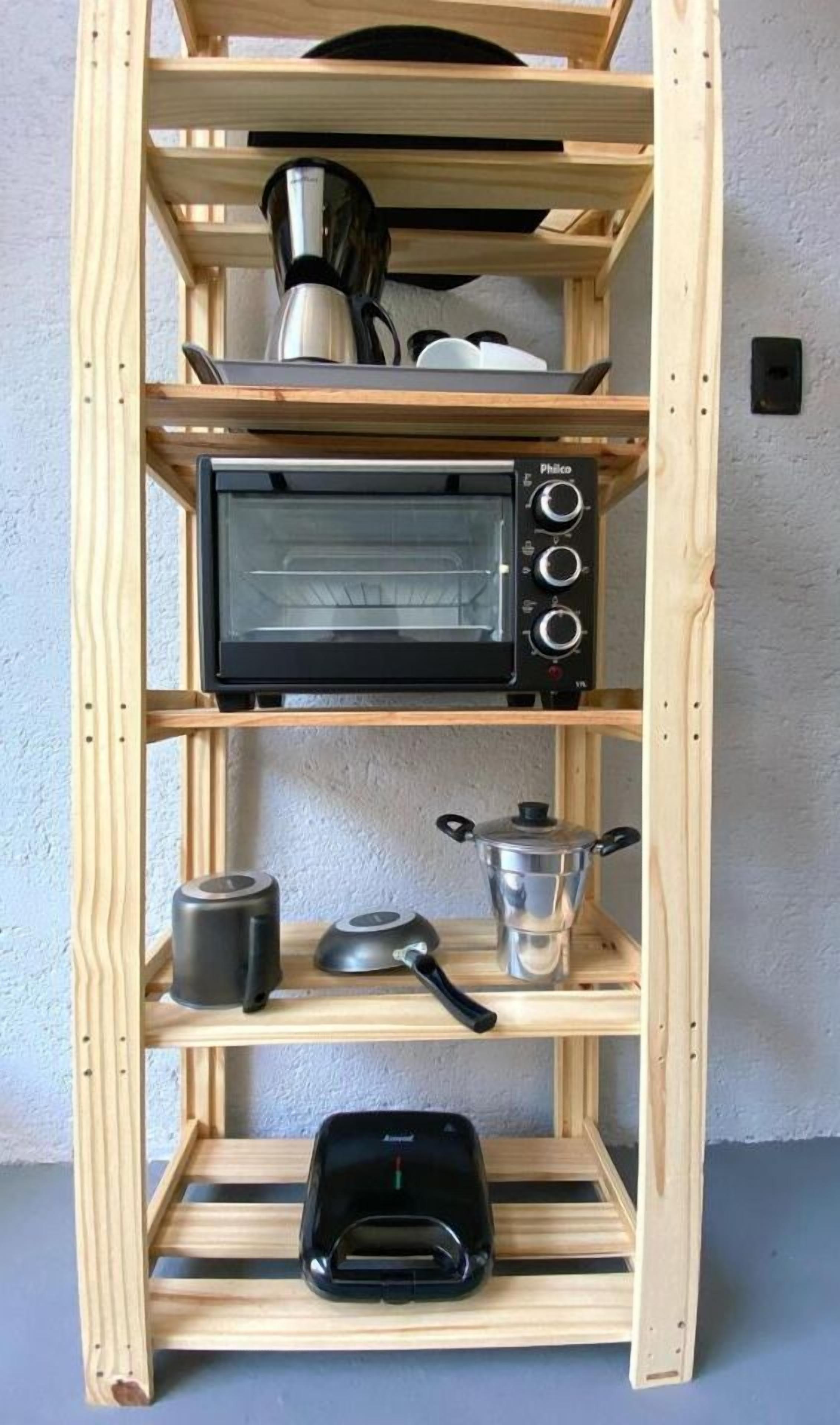 Un mobiletto contenitore in legno con tostapane, bollitore, pentola e macchina per il caffè integrati.