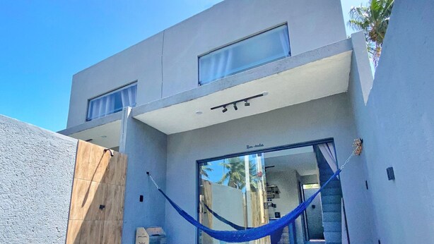 A modern house with a swimming pool, a hammock, and a staircase leading to the upper floor. - LOFT Mar 101 - Private Pool - Just Steps from Gastronomic Villages (Tatuamunha)