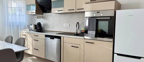Horno, placa de cocina y lavavajillas