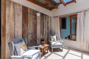 Luxury Suite, Valley View | Living area