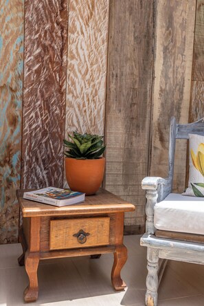 Luxury Studio Suite, 1 Bedroom, Garden View | Living area