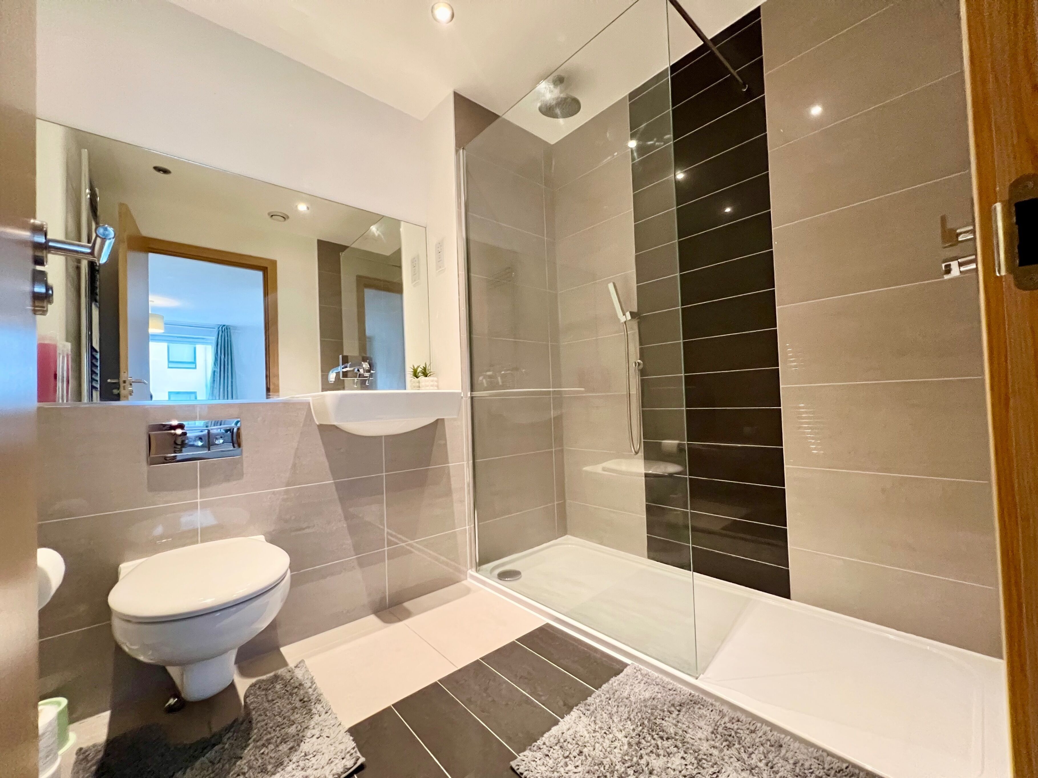 Separate bathtub and shower, deep-soaking bathtub, free toiletries