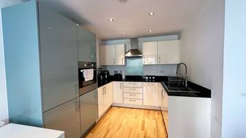 Apartemen | Dapur pribadi | Lemari es, microwave, oven, dan kompor