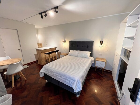 1 bedroom, desk, free WiFi, bed sheets