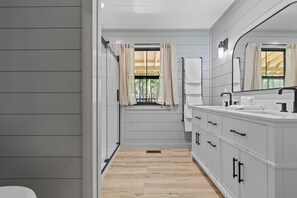 Towels, soap, toilet paper - Ozark Shores- Lakefront, Hot Tub, Air Hockey (Shirley)
