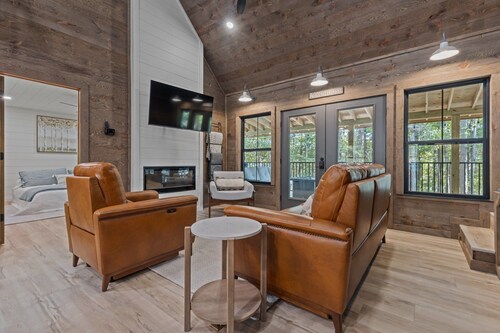 Ozark Shores- Lakefront, Hot Tub, Air Hockey