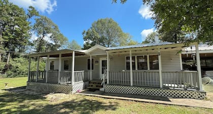 Charming 2-bedroom house with WiFi, AC in cool Livingston
