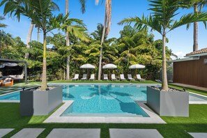A heated pool - Villa Tortuga: 10 BR 9,500 sq. ft Extravagant Miami Estate w pool, movie theater (Miami)