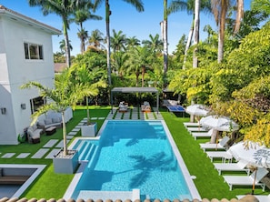 A heated pool - Villa Tortuga: 10 BR 9,500 sq. ft Extravagant Miami Estate w pool, movie theater (Miami)