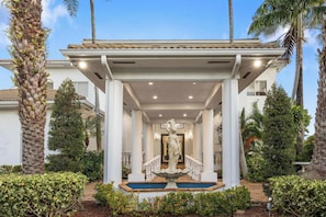Exterior - Villa Tortuga: 10 BR 9,500 sq. ft Extravagant Miami Estate w pool, movie theater (Miami)