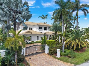 Exterior - Villa Tortuga: 10 BR 9,500 sq. ft Extravagant Miami Estate w pool, movie theater (Miami)