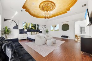 10 bedrooms, iron/ironing board, WiFi, bed sheets - Villa Tortuga: 10 BR 9,500 sq. ft Extravagant Miami Estate w pool, movie theater (Miami)