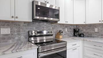 Micro-ondes, four, grille-pain