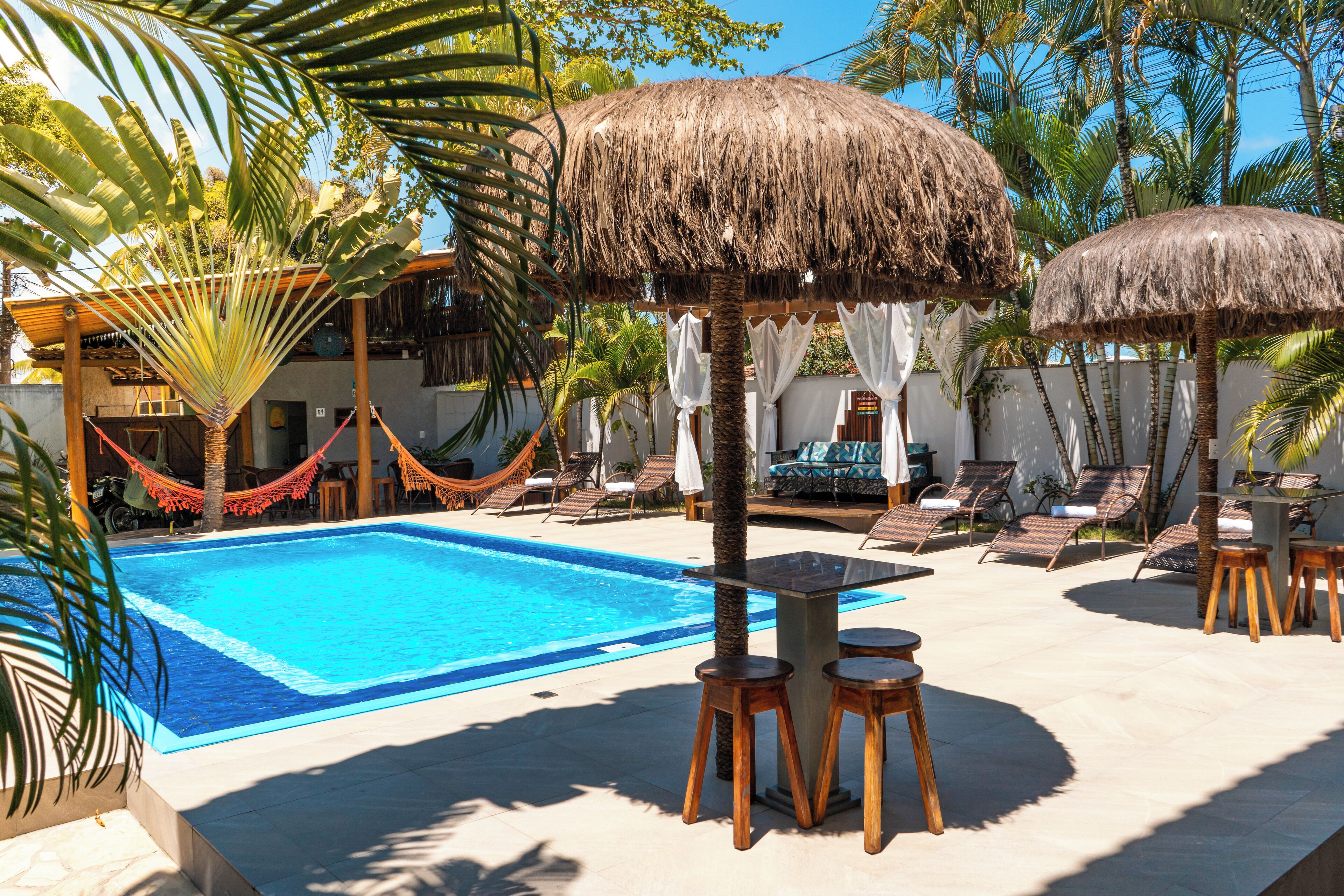 Piscina a l'aire lliure, para-sols i gandules 