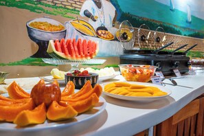 A buffet with various fruits and dishes. - Pousada Morada do Sol (Porto Seguro)