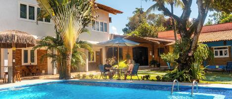 Piscina externa, guarda-sóis, espreguiçadeiras