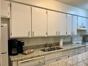 Fridge, microwave, oven, stovetop - Sarge's Mojo Dojo Casa House (College Station)