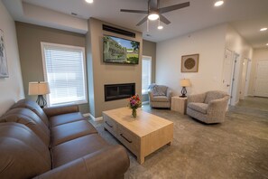 Smart TV y chimenea 