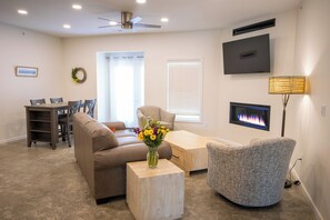 Smart TV, fireplace - Brand New!<br>Perfect for large groups, dog friendly and ADA accessible. (Hermann)