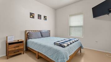 3 makuuhuonetta, työpöytä, silitysrauta/-lauta, ilmainen Wi-Fi