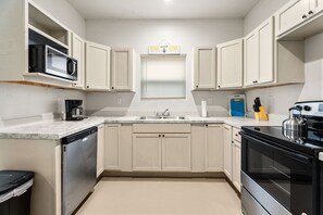 冷蔵庫、電子レンジ、オーブン、コンロ