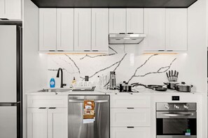 Frigorífico, microondas, horno y placa de cocina