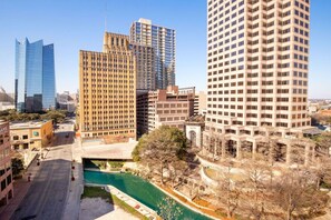 Exterior - Chic Urban Retreat: Riverwalk/CityView,King,Arcade (San Antonio)