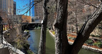Chic Urban Retreat: Riverwalk/CityView,King/Arcade