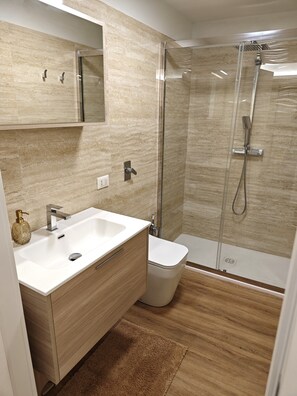 Douche, sèche-cheveux, bidet, serviettes fournies