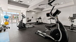 A gym with treadmills, elliptical machines, and free weights. - Six Flags/The Rim - Enchanting Modern Studio, King (San Antonio)