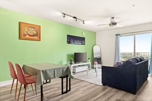 TV - Six Flags/The Rim - Enchanting Modern Studio, King (San Antonio)