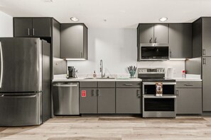 Geladeira, micro-ondas, fogão, cooktop