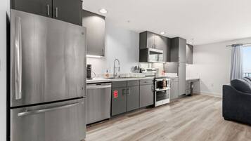 Jääkaappi, mikroaaltouuni, uuni, liesi