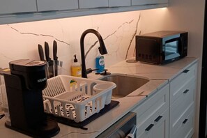 Kylskåp, mikrovågsugn, ugn och spishäll