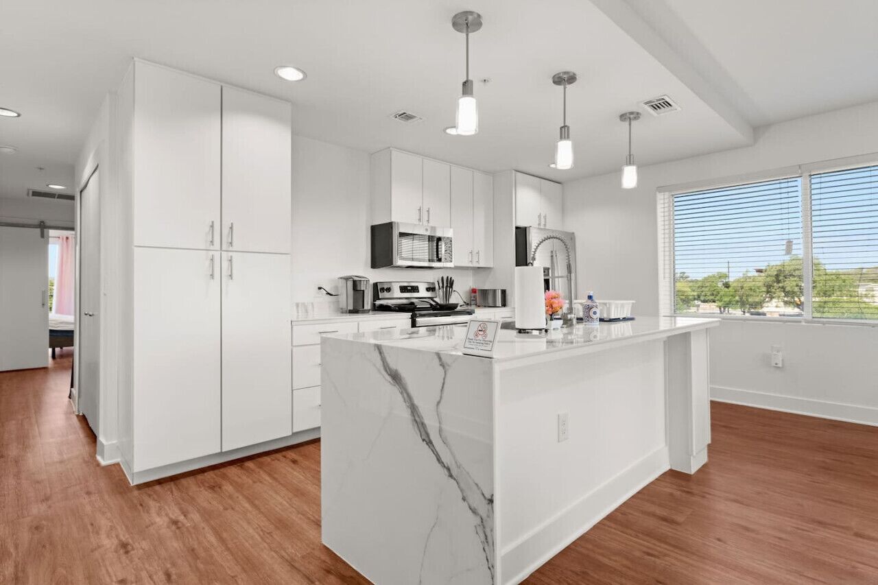 Kühlschrank, Mikrowelle, Ofen, Geschirrspüler