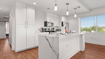 Kjøleskap, mikrobølgeovn, ovn og oppvaskmaskin